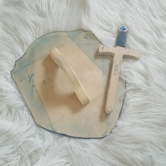 Wooden shield and sword - Picture 4 of 5